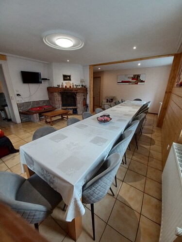 LARGE HOUSE SLEEPS 24 IN THE MIDDLE OF THE MEADOWS