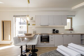 Réfrigérateur, four, lave-vaisselle, cafetière/bouilloire