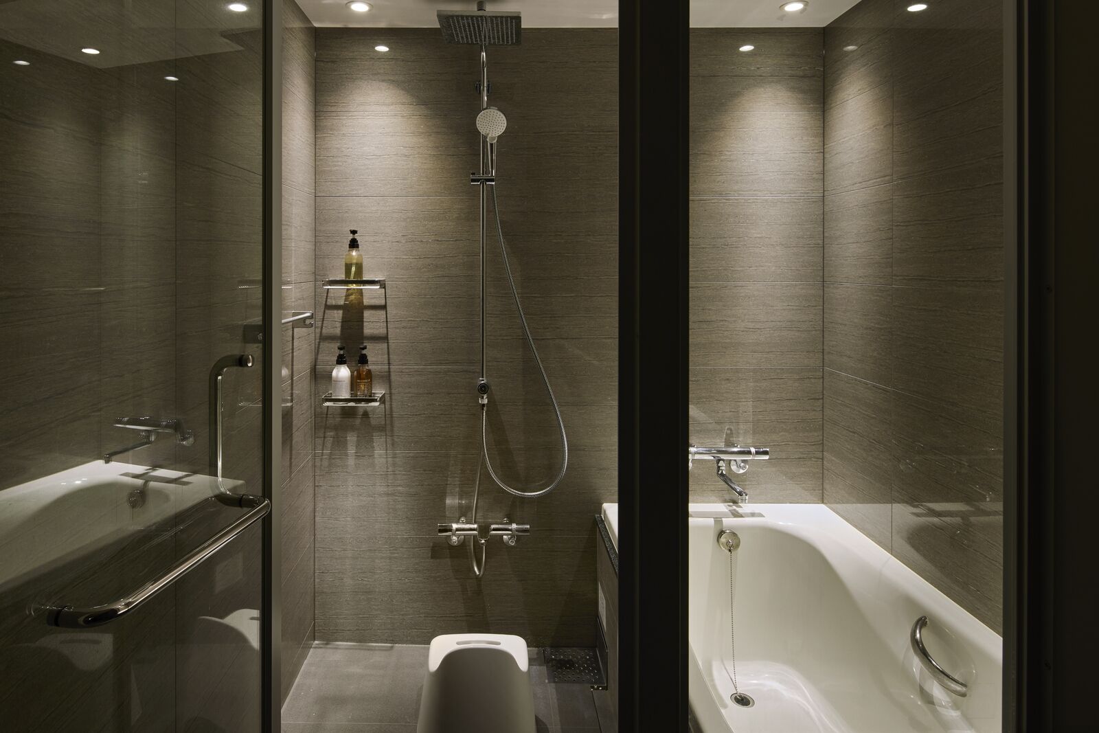 Deluxe Apartment | Bathroom | Separate tub and shower, hair dryer, slippers, bidet