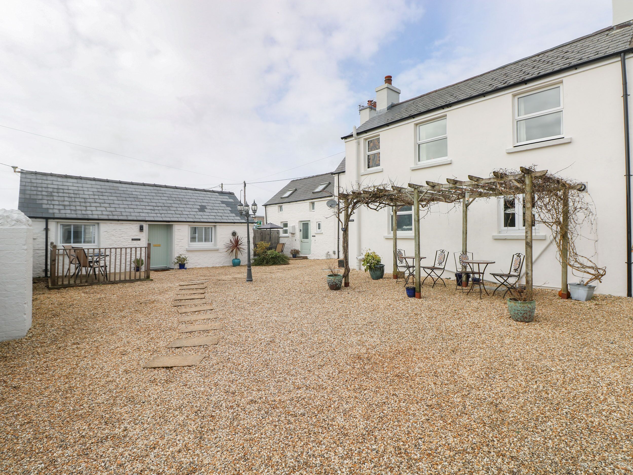 SUN RISE COTTAGE, pet friendly, character holiday cottage in Kilgetty