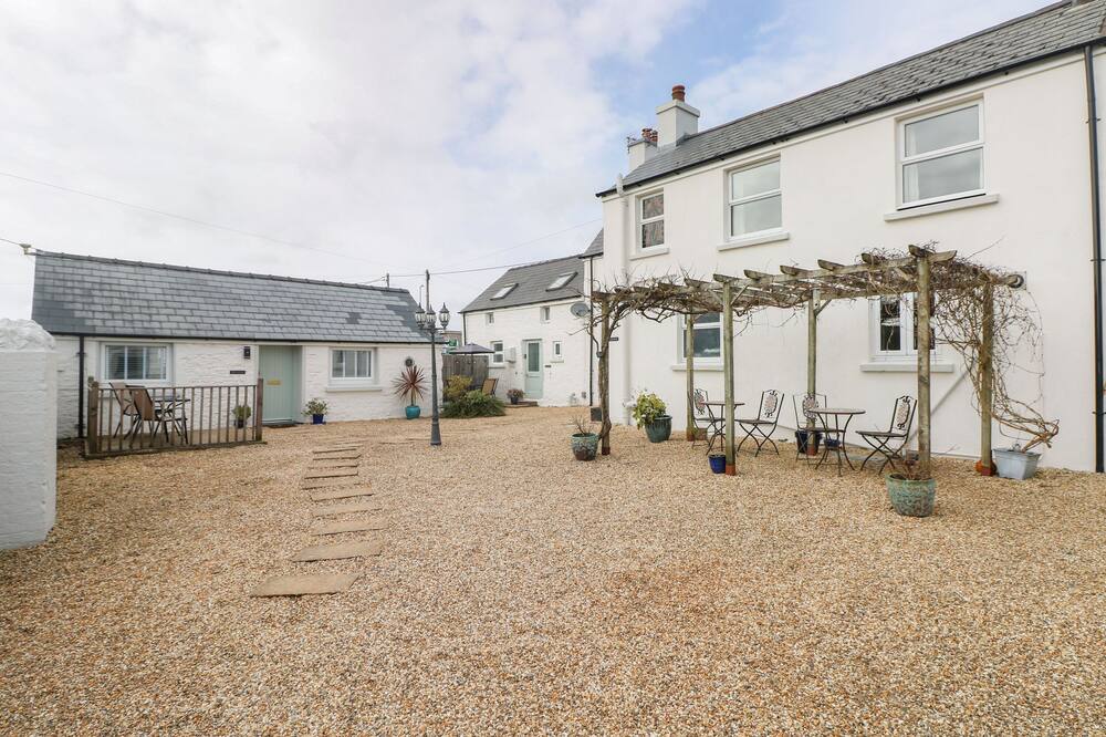 SUN RISE COTTAGE, pet friendly, character holiday cottage in Kilgetty
