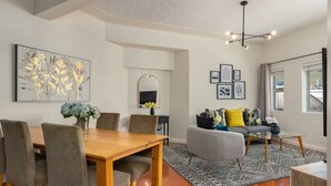 Comfort Apartment | In-room dining - Montreux 19 (Cape Town)