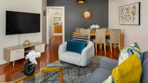 Comfort Apartment | Living area - Montreux 19 (Cape Town)