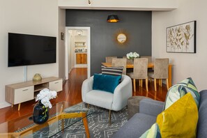 Apartamento Confort | Zona de estar | Una televisión de pantalla plana, Netflix, servicios de streaming