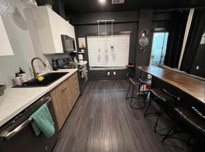 Private kitchen - LOFT Minutes Away From Downtown! (Austin)