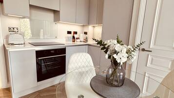 Fridge, oven, stovetop, dishwasher
