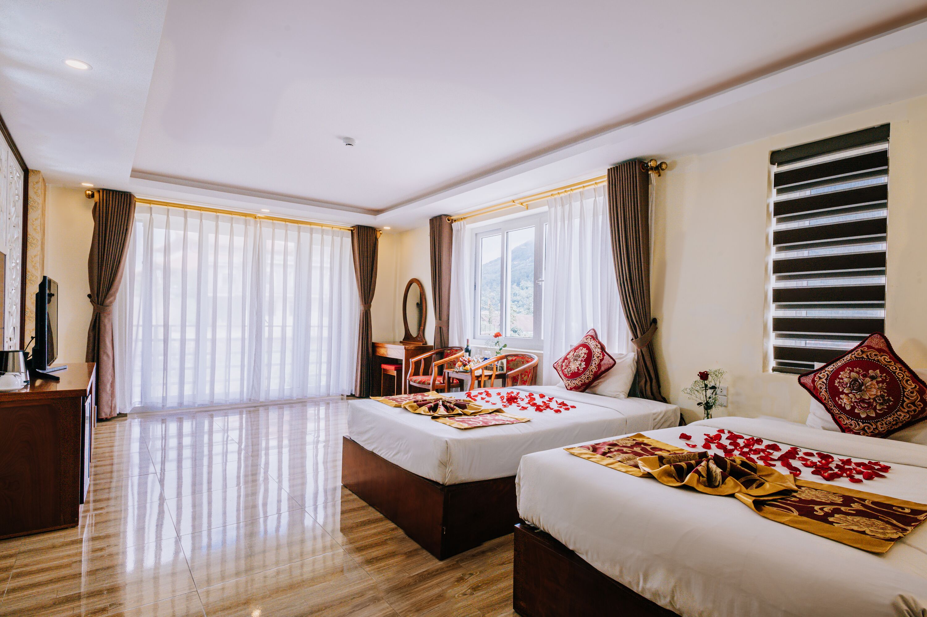 Executive Studio Suite | Living room | 32-inch LCD TV with cable channels, TV