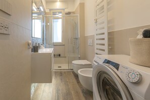 Dusche, Haartrockner, Bidet, Handtücher