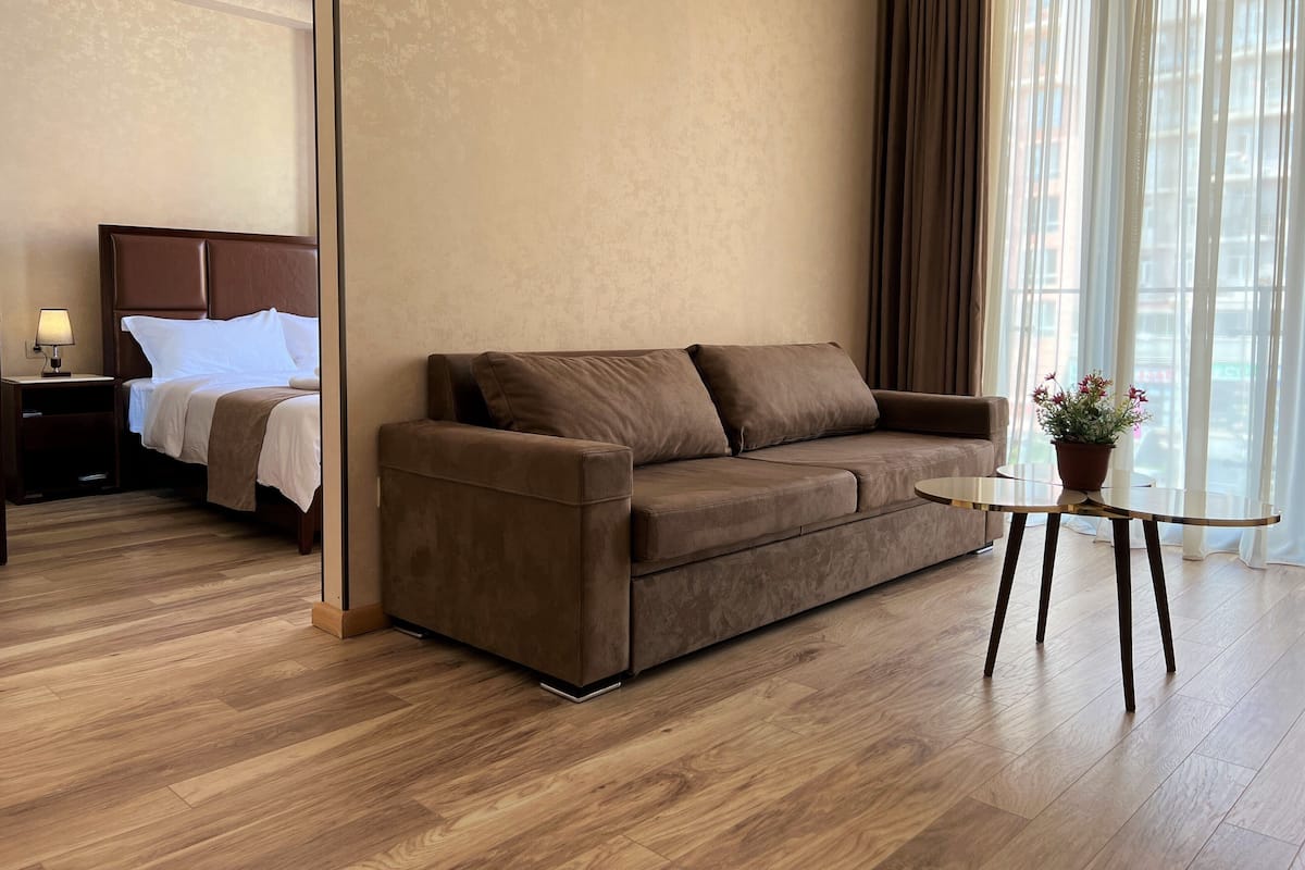 Deluxe Room | Minibar, blackout drapes, iron/ironing board, free WiFi