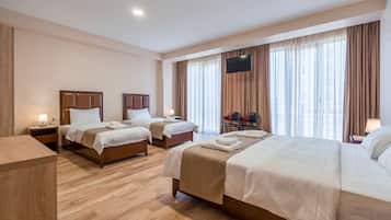 Habitación triple clásica | Minibar, cortinas opacas, tabla de planchar con plancha y wifi gratis