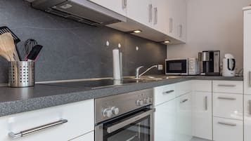 Frigorífic, microones, forn i placa de cuina