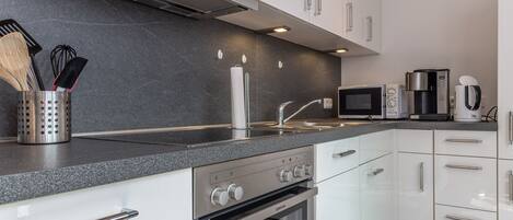 Réfrigérateur, four à micro-ondes, un four, surface de cuisson