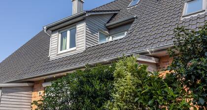 Diese wunderschöne und neuwertige Ferienwohnung mit sonniger und windgeschützter