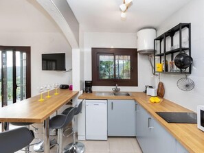 Køleskab, mikrobølgeovn, opvaskemaskine, højstol