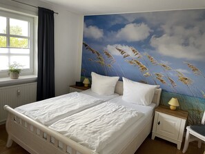 1 Schlafzimmer, Schreibtisch, Bügeleisen/Bügelbrett, Reisekinderbett