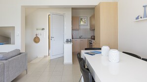 Eine moderne Wohnung mit Essbereich, Küche und Wohnzimmer.