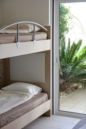 2 makuuhuonetta, silitysrauta/-lauta, vauvan matkasänky, Wi-Fi