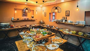 Tägliches großes Frühstück (200 TRY pro Person)