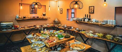 Päivittäinen täysi aamiainen (200 TRY per henkilö)