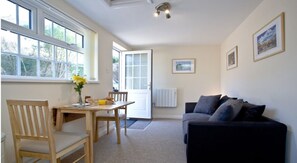 Smart TV - Cosy Thatched Coastal Retreat, close to Maidencombe beach & beautiful pubs. (Stokeinteignhead Torquay)