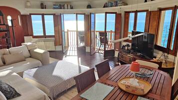 Smart-tv, boeken en een stereo