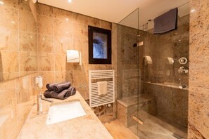 Shower, hair dryer, towels, soap - Exceptional overnight stay in a fortified tower (Bad Hersfeld)