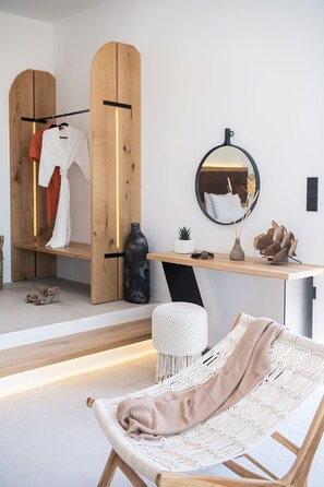 Kleftiko Smart Suite | Premium bedding, down comforters, in-room safe, individually decorated - Athina Milos Suites (Milos)