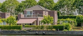 Dyke house with green garden, quiet location and several terraces.