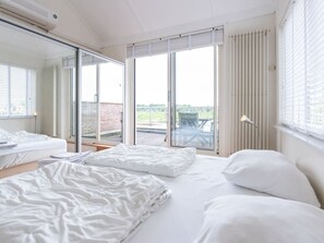 3 bedrooms - Dyke house with green garden, quiet location and several terraces. (Oude-Tonge)