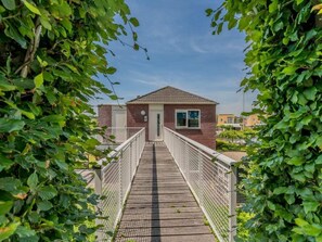 Property grounds - Dyke house with green garden, quiet location and several terraces. (Oude-Tonge)