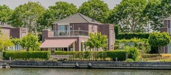 Dyke house with green garden, quiet location and several terraces.