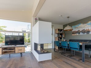 Tv, eldstad och böcker