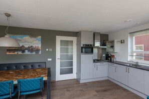 Fridge, microwave, stovetop, dishwasher - A panorama of water and nature at this comfortable dyke house! (OUDE-TONGE)
