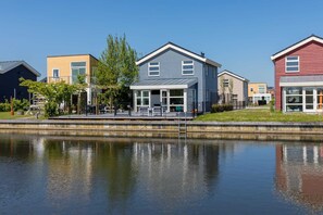 Exterior - A panorama of water and nature at this comfortable dyke house! (OUDE-TONGE)