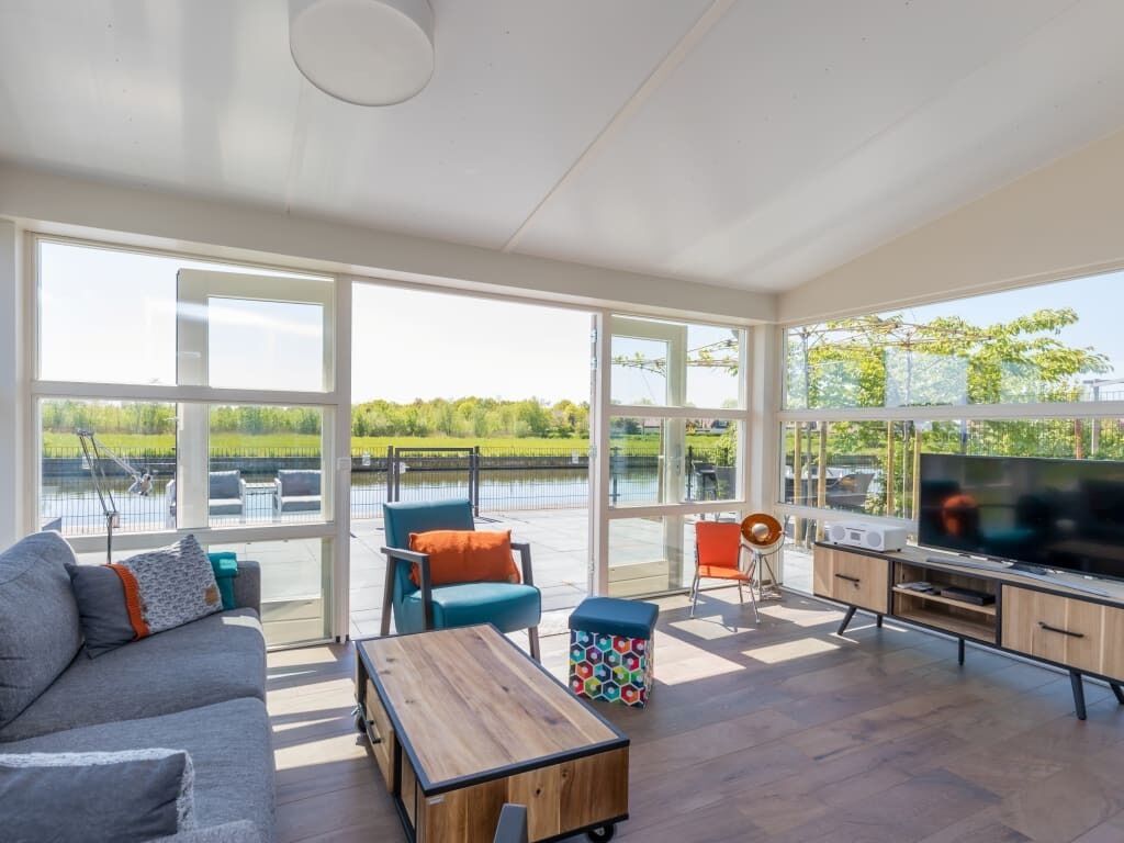 تلفزيون، مدفأة، كُتُب