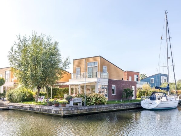 Exterior - The beautiful, tranquil corner location, surrounded by green landscape and with electrical patio cov (OUDE-TONGE)