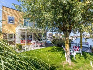 Terrace/patio - The beautiful, tranquil corner location, surrounded by green landscape and with electrical patio cov (OUDE-TONGE)