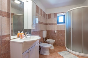 Shower, hair dryer, bidet, towels - Beautiful villa with sea view, for 7 people (Ripenda)