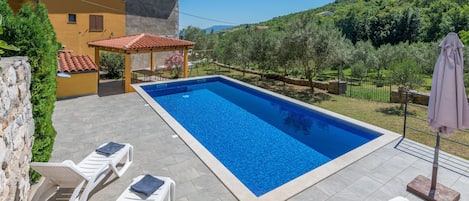 حمّام سباحة خارجي