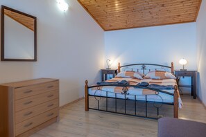 3 bedrooms, travel crib, free WiFi, bed sheets - Beautiful villa with sea view, for 7 people (Ripenda)