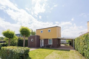 Exterior - Beautiful home with roof terrace and a view of the water. (Oude-Tonge)