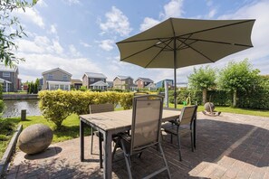 Outdoor dining - Beautiful home with roof terrace and a view of the water. (Oude-Tonge)