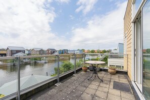 Outdoor dining - Beautiful home with roof terrace and a view of the water. (Oude-Tonge)