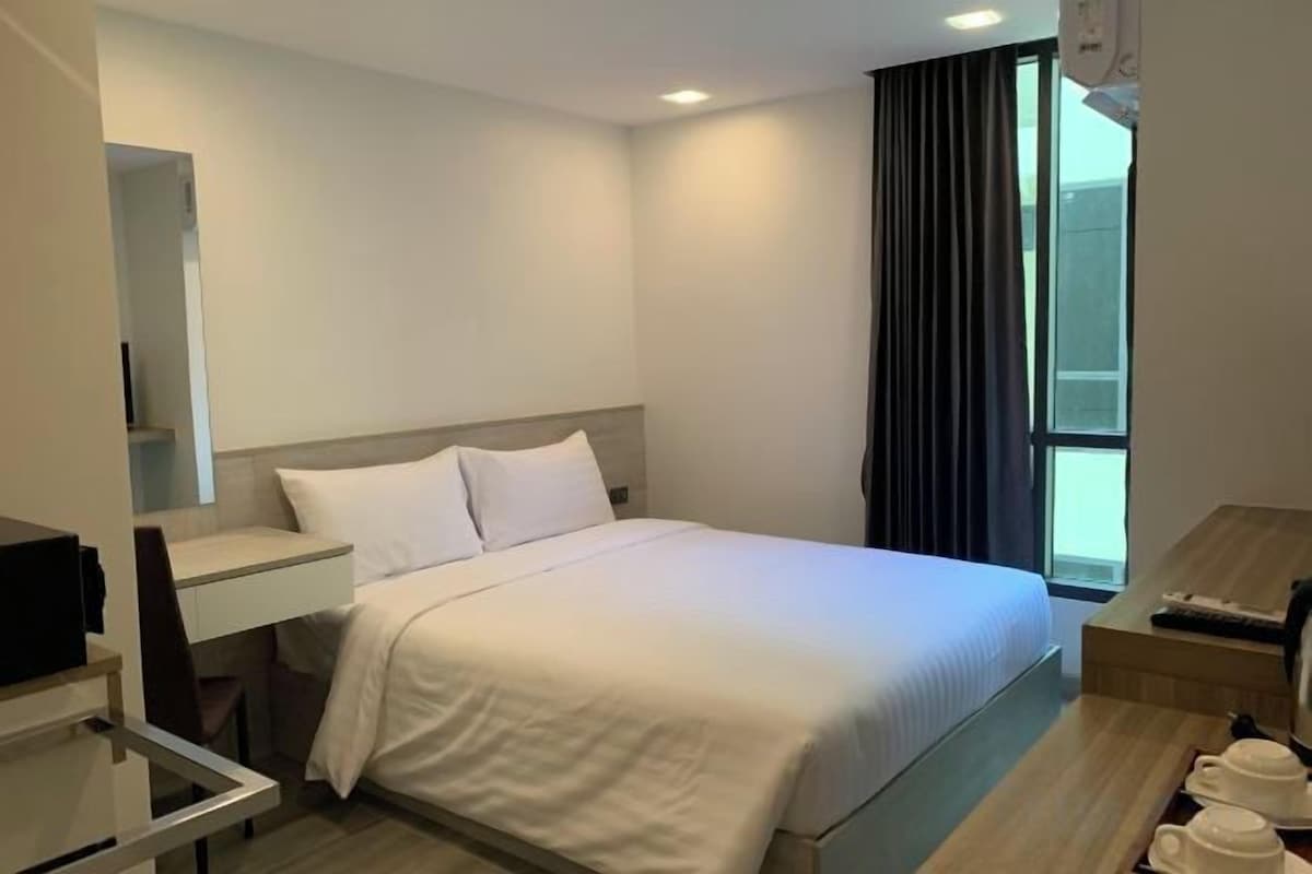 In-room safe, desk, WiFi (free), bed sheets