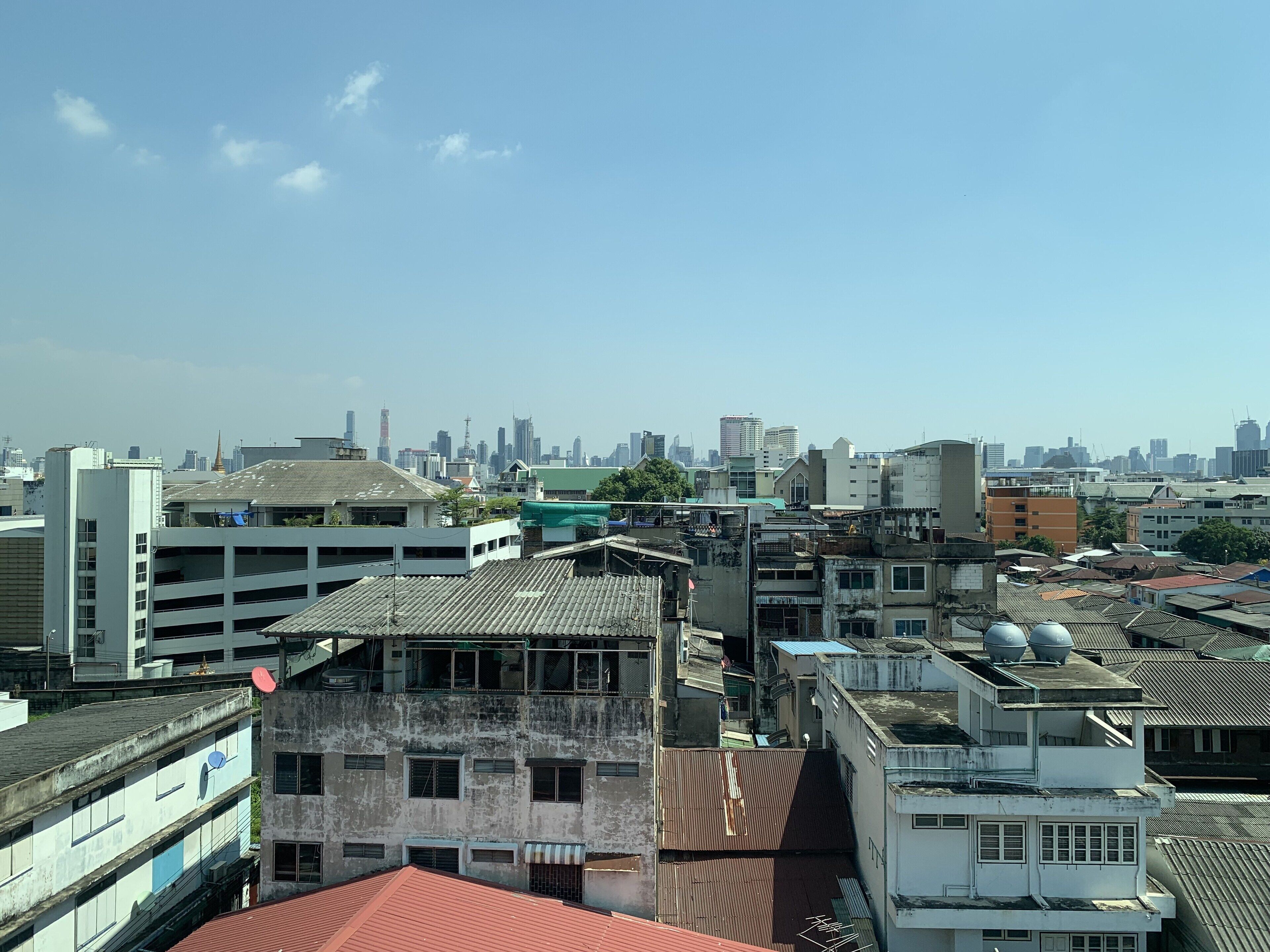 Una zona urbana densamente poblada con diversos edificios, incluyendo construcciones de varios pisos con techos planos y algunos con antenas parabólicas.