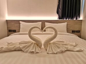 Deluxe tweepersoonskamer | Een kluis op de kamer, een bureau, gratis wifi, beddengoed