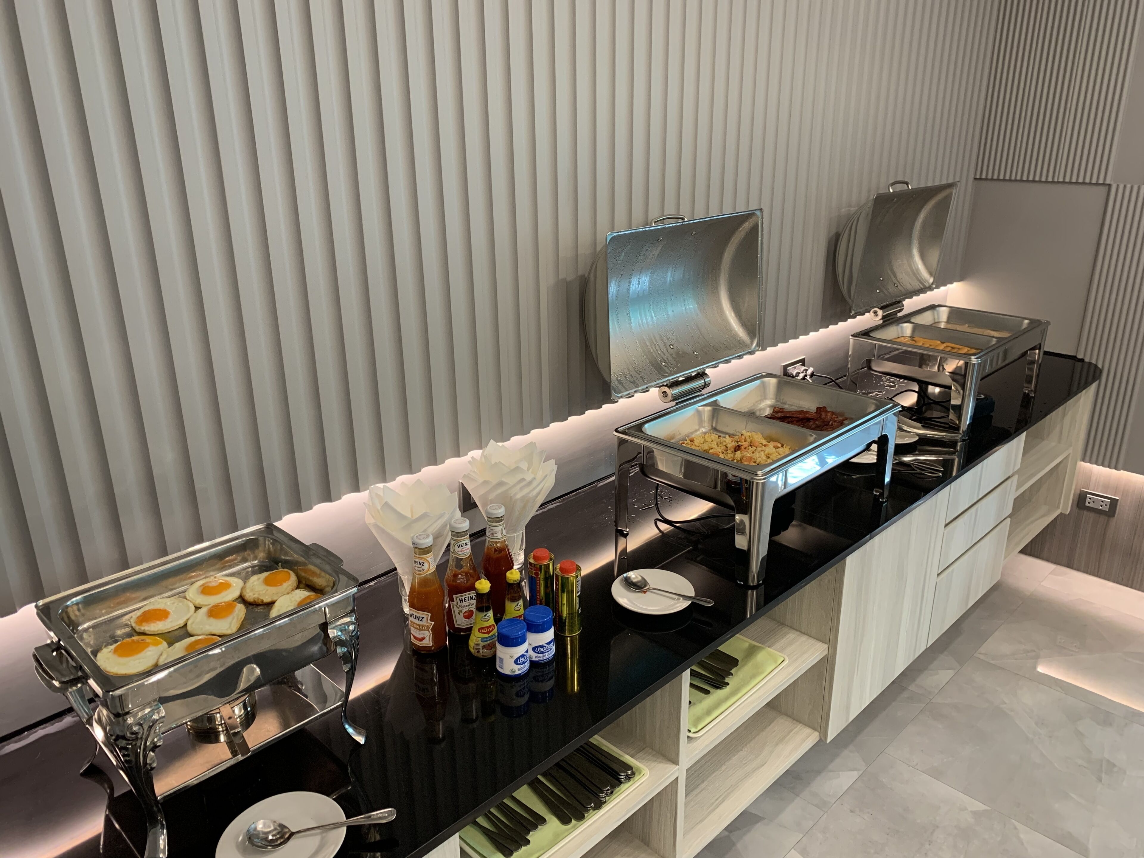 Una mesa de buffet con diferentes alimentos y salsas.