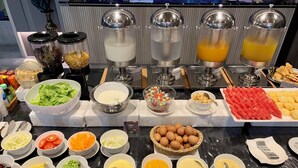 A buffet with various food items and beverages. - Thana Wisut Hotel (Bangkok)
