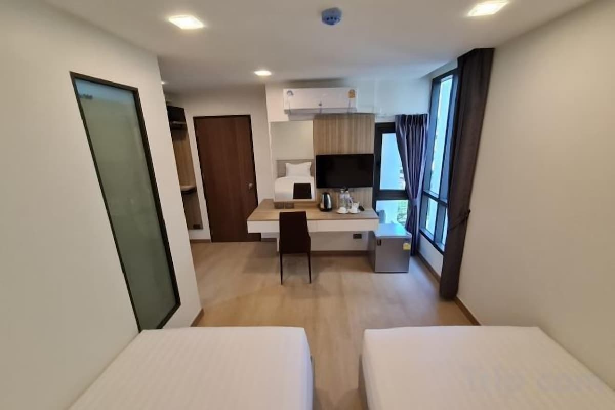 In-room safe, desk, WiFi (free), bed sheets