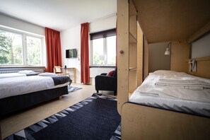 Habitación cuádruple básica | Wifi gratis y ropa de cama 